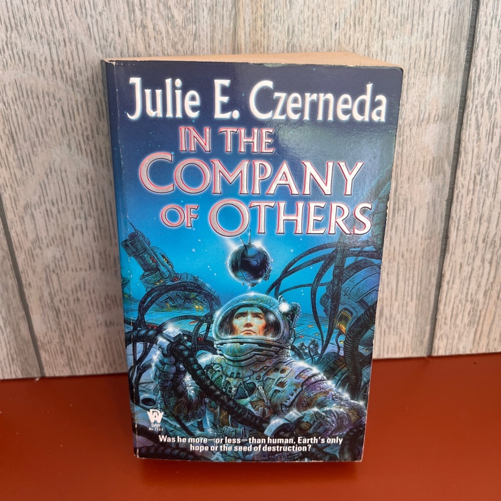 In the Company of Others Julie E Czerneda DAW Science Fiction Paperback 2001